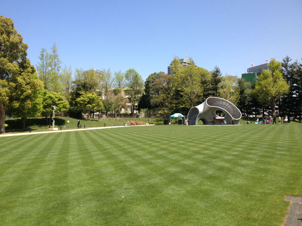 LOVE this green grass area behind Tokyo Midtown - great place for a picnic with your baby