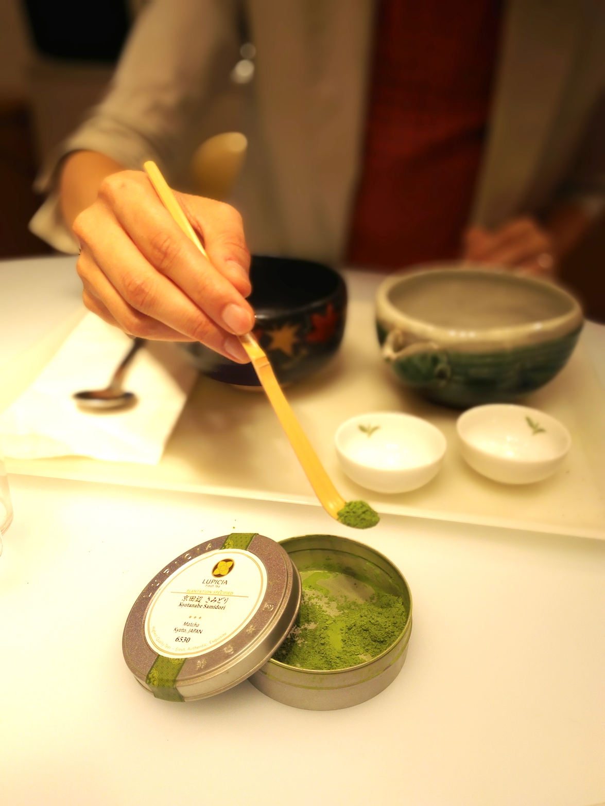Using the special spoon to scoop the matcha tea 